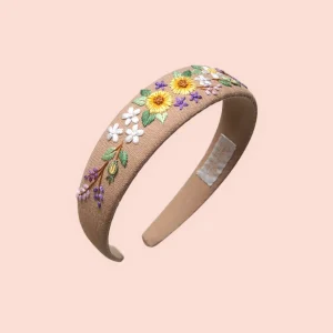 Beiget blommigt handbroderat diadem