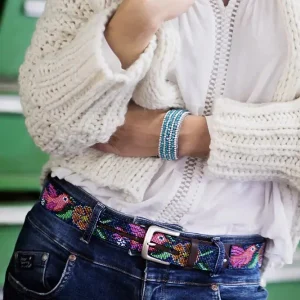 Handgjort bälte med broderade blommor & fågel motiv